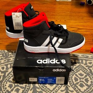 Adidas hoops mid 2.0k 5 1/2 boys